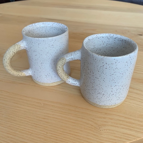 Dina Syrowiyz Other - Pair of Dina Syrowiyz white speckled mugs